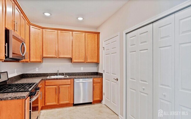 Photo - 944 Halifax Pl