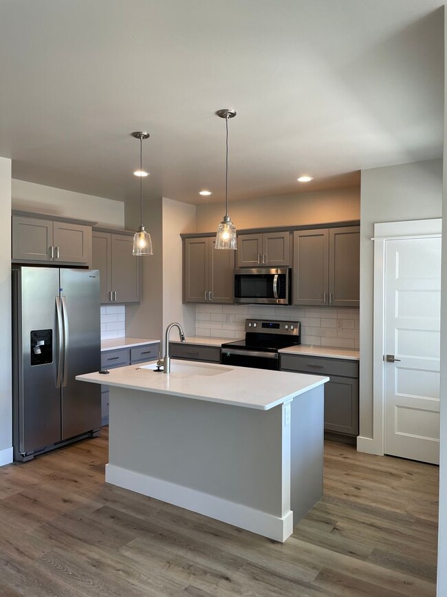 Beautiful Modern Condo - Beautiful Modern Condo
