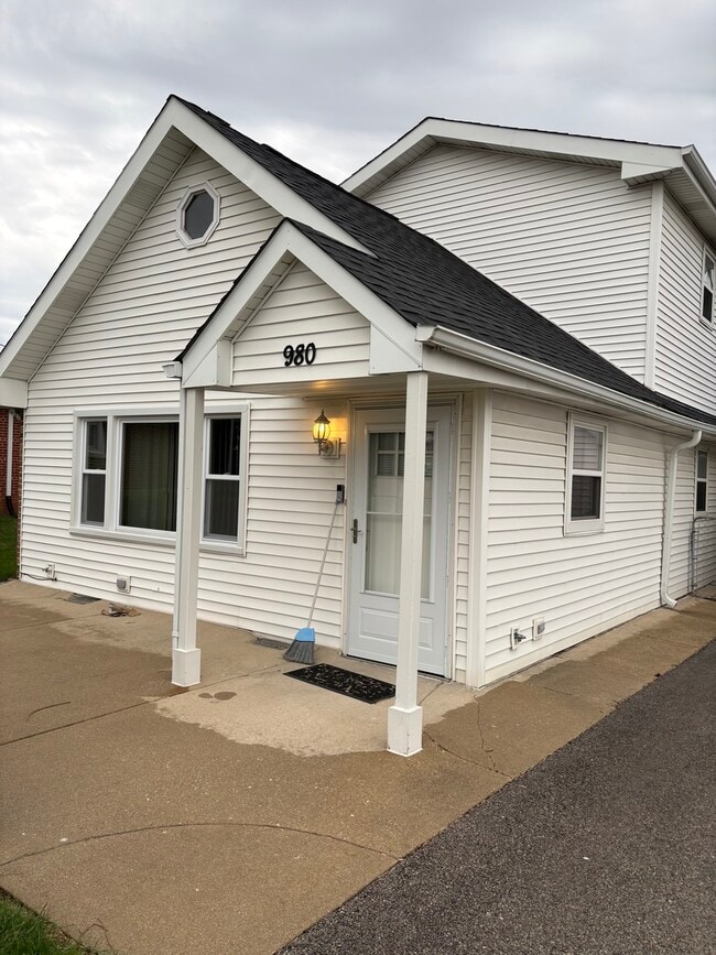 Building Photo - 980 County Line Rd