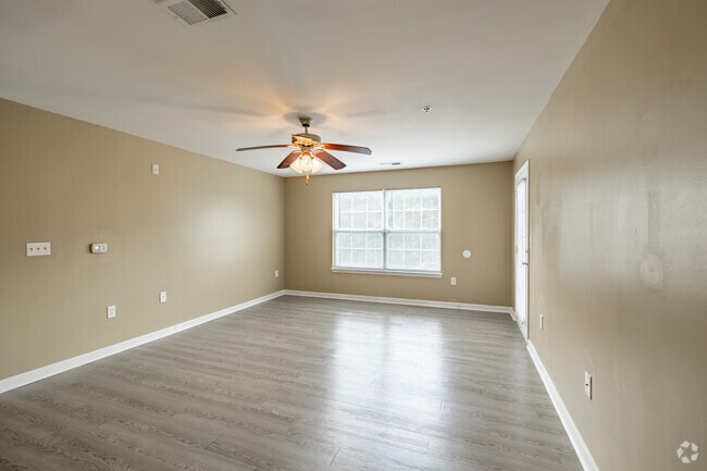 2 habitaciones, 2 baños - 950 pies cuadrados - Sala de estar - Hanover Ridge Apartments