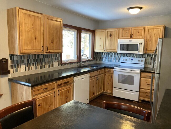 Photo - Amazing 4 Bedroom 2 Bathroom House with Garage!