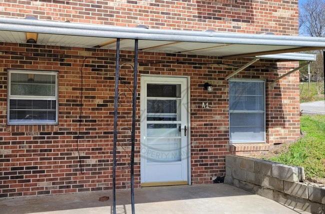 Building Photo - Spring Special: Cozy 1 Bed / 1 Bath Near Tennessee Tech! Pet Friendly! Unit E 17th 114 1A