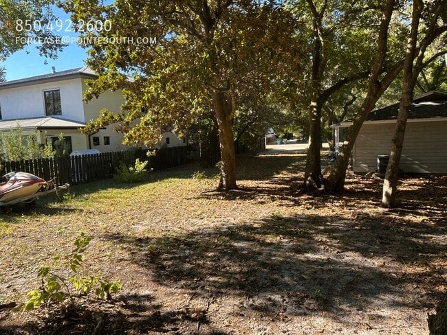 Photo - 832 Cross St