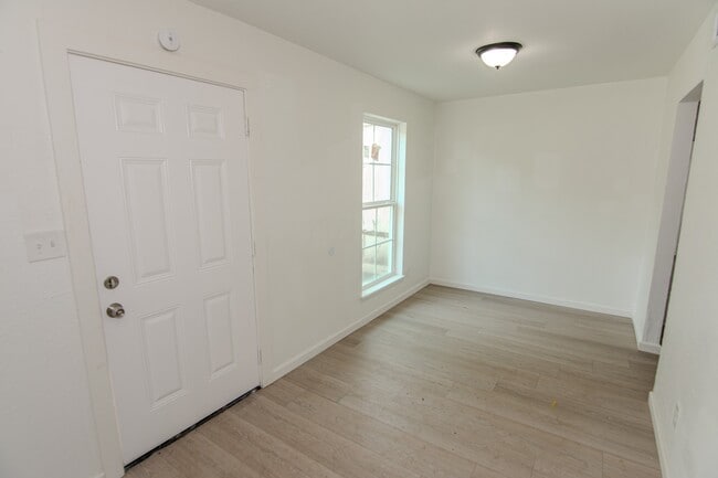 Photo - 7867 Hamlet St
