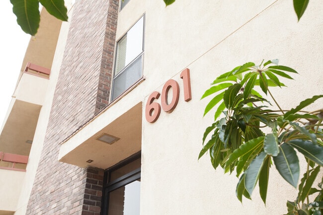 Building Photo - 601 Westholme Ave Unit 201 Rental
