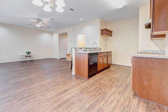 Photo - 8605 Beviamo St