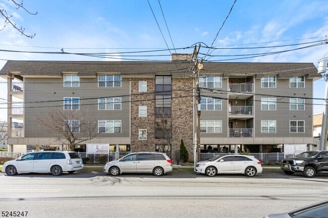 Building Photo - 594 Jefferson Ave Unit 304 Rental