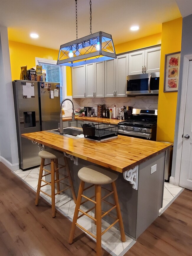 Photo - 472 Ave E