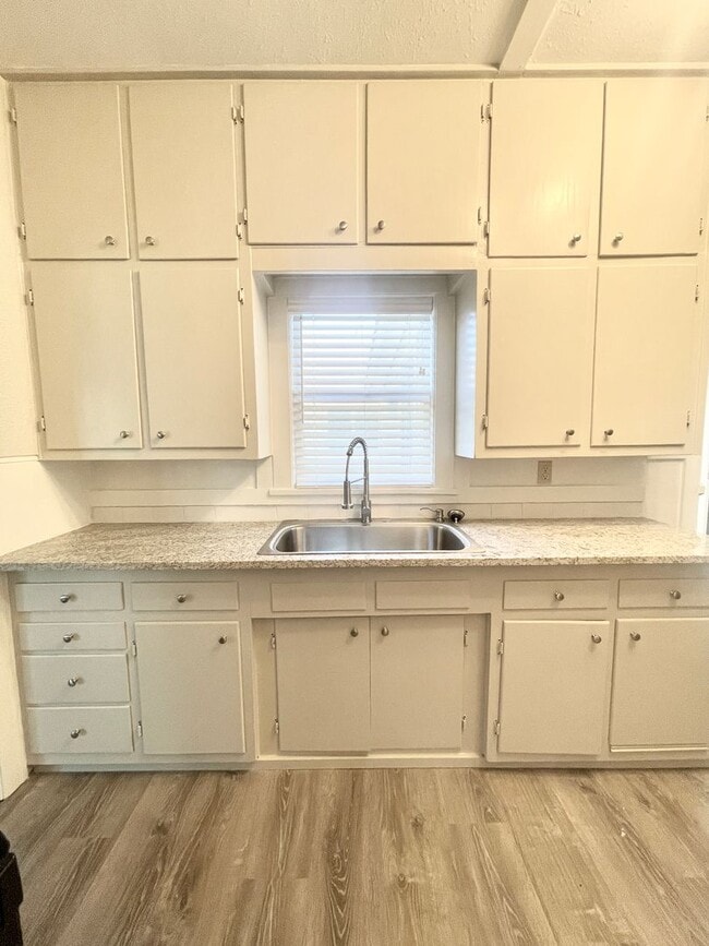 Photo - 4 Bedroom Home Near Downtown Stephenville
