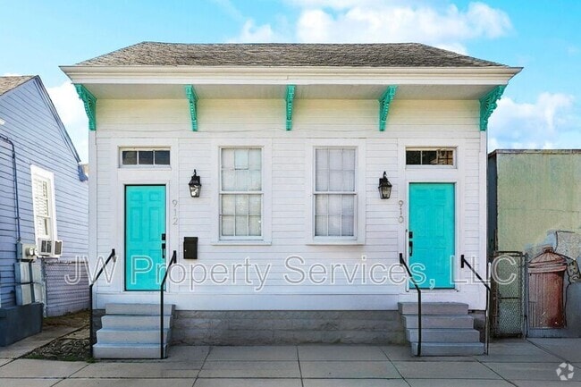 Building Photo - 910-912 N Prieur St Rental