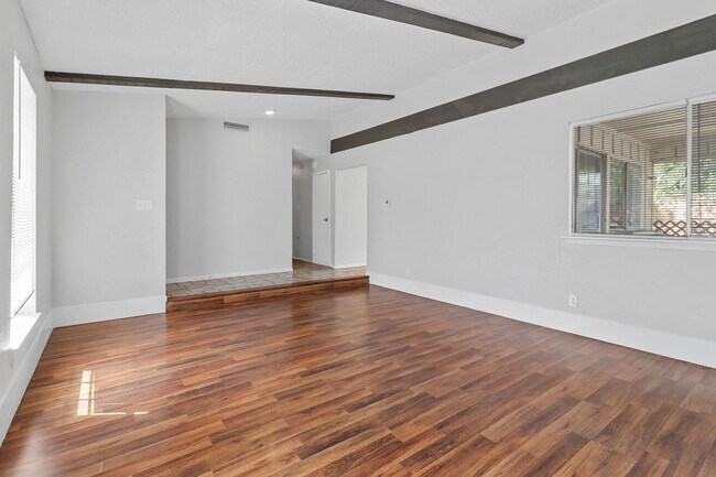 Photo - QUAINT AND COZY  3 Bedroom, 2 bathroom Hou...