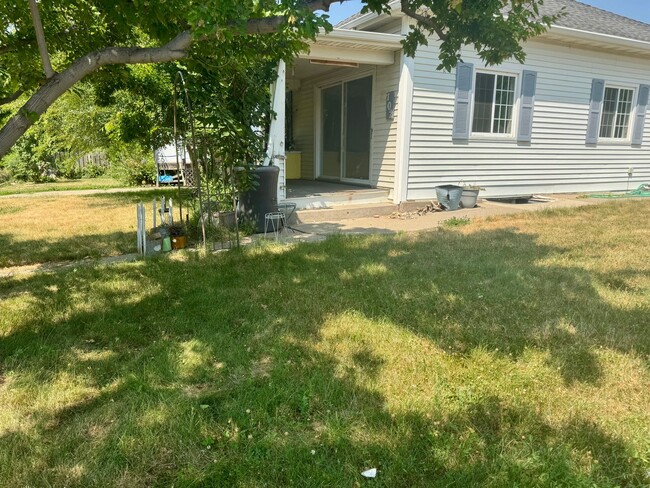 Building Photo - Charming and Spacious 3 Bedroom Home