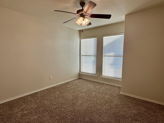 Photo - 7046 95th St