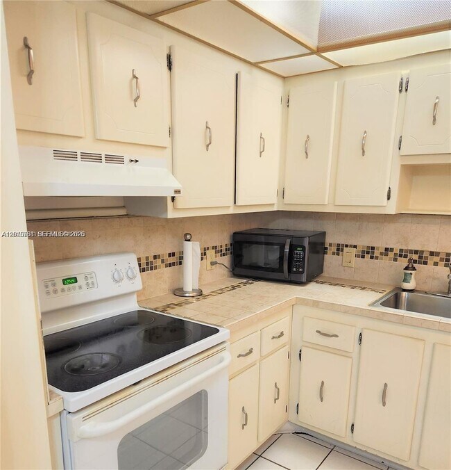 Photo - 3375 N Country Club Dr Unidad 203