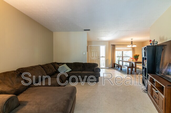 Photo - 915 Woodleaf Way