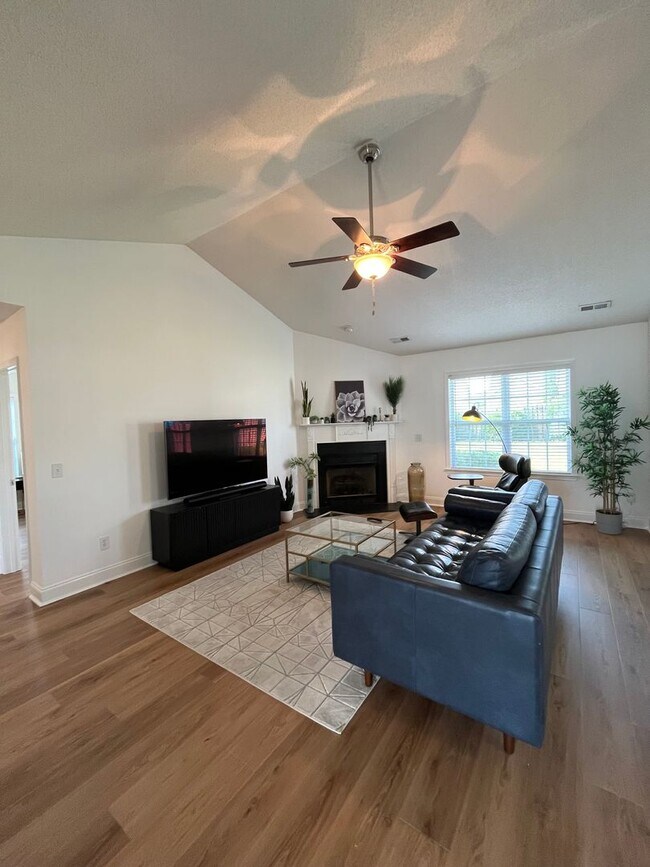 Photo - 642 Hillside Dr