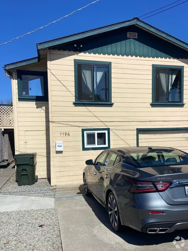 Building Photo - Furnished  Spacious 1 Bedroom / 1 Bath Upp... Rental
