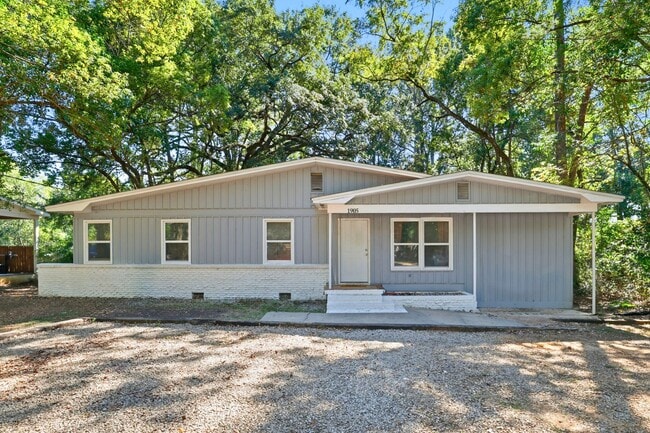 Building Photo - 1905 Dahlia Dr