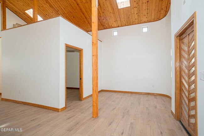 Photo - 404 W Overland Ave