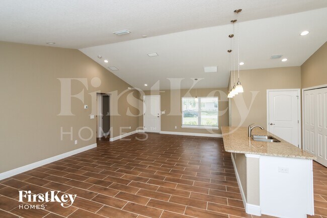 Photo - 770 Grandeur St SE