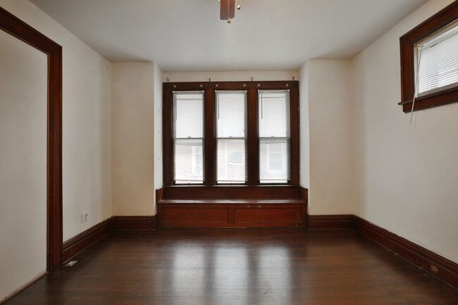 Photo - Great CENTRAL Location 5 Bedroom House - V...