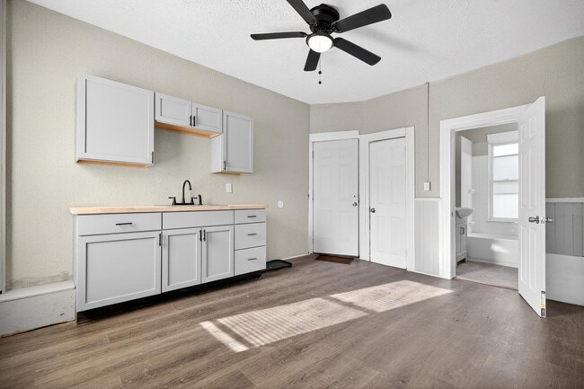 Building Photo - 3356 W 44th St