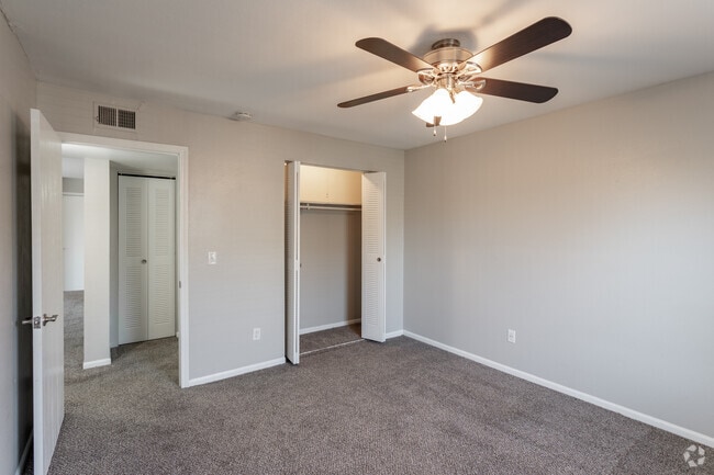 2BR, 1BA - 870 SF