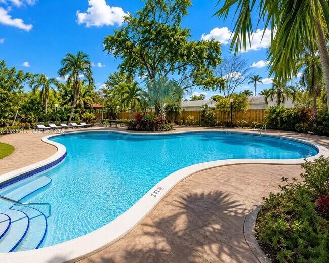 Building Photo - 6904 N Kendall Dr Unit F305