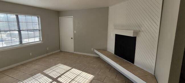 Building Photo - 2 Bedroom, 1.5 Bathroom 1st Floor Condo wi... Unit #178