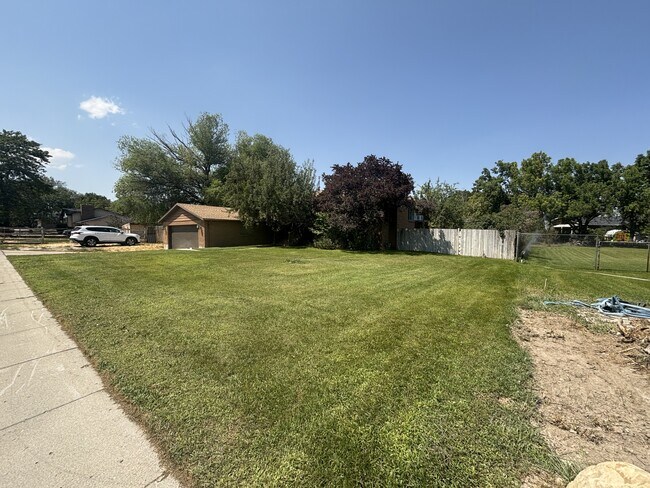1222 W Shields Ln