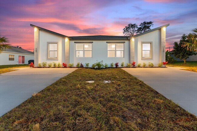 BRAND DUPLEX! Modern, energy efficient hom... - BRAND DUPLEX! Modern, energy efficient hom... House
