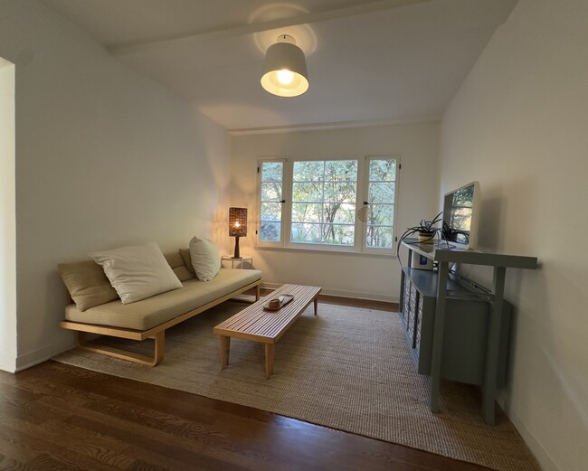 salón - 2415 Meadow Valley Ter