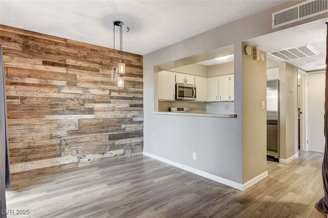 Building Photo - 1544 Hialeah Dr Unit D Rental