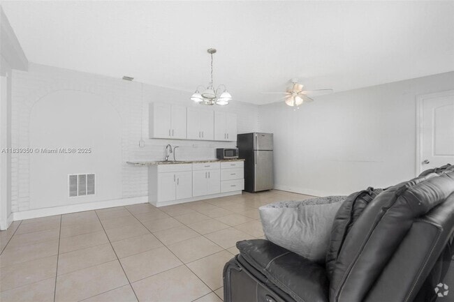 Building Photo - 700 SW 67th Ave Unit B Rental