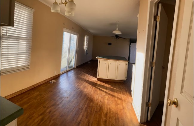 Photo - 1608 State High 75N