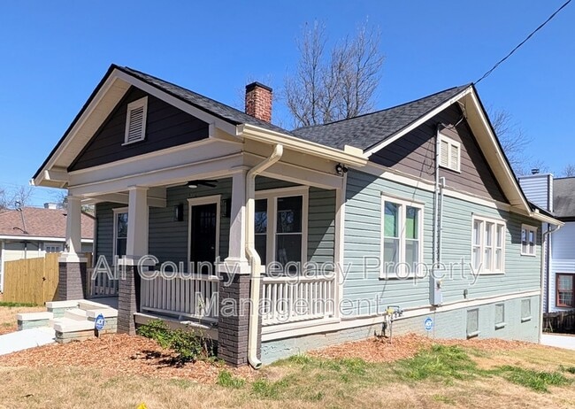 Photo - 940 Martin St SE