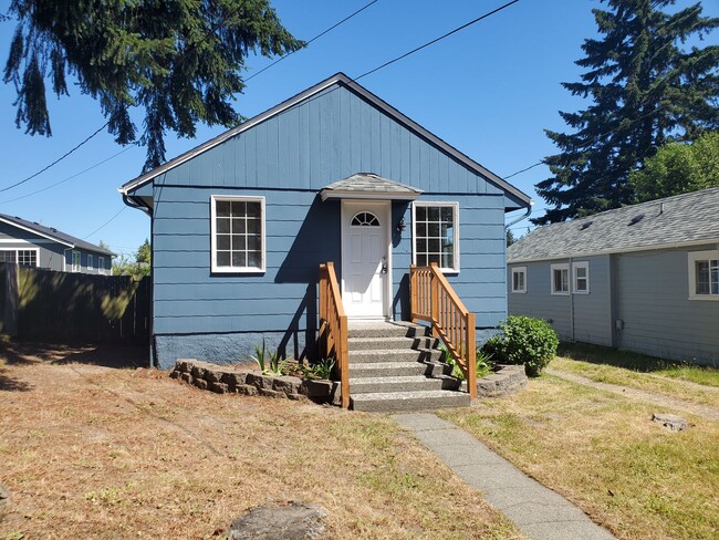 Building Photo - Darling 2 bedroom between Manette & Illahee Rental