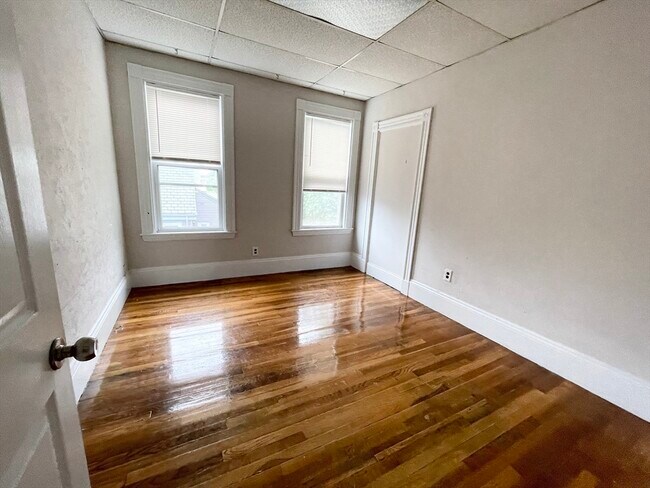 Photo - 26-28-28 Harbor View St Unit 3