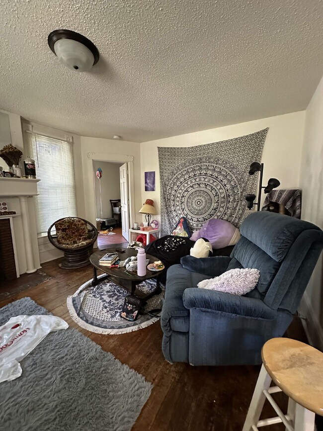 Whole House: 4 Bed 1 Bath close to UWEC!
