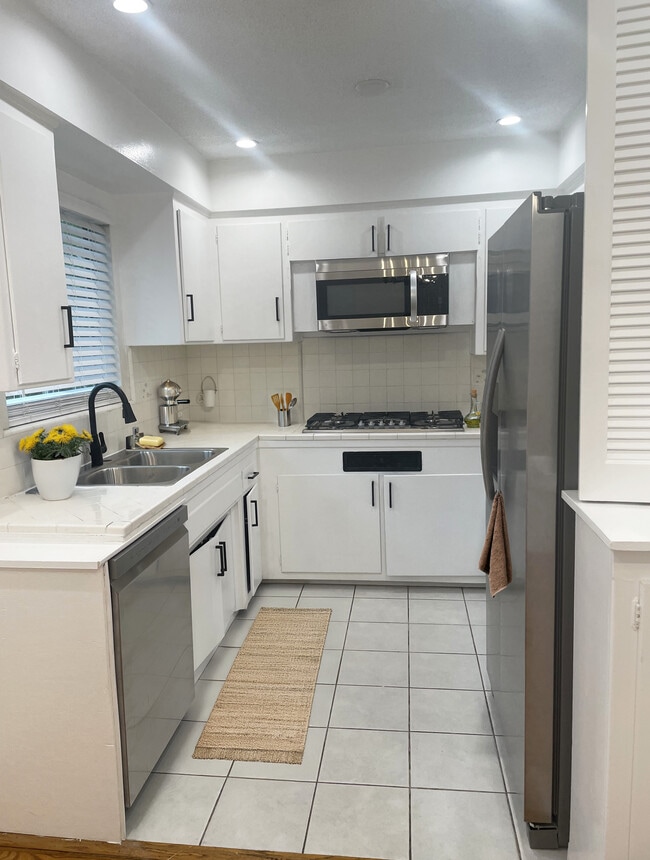 Building Photo - 855 Moraga Dr Rental