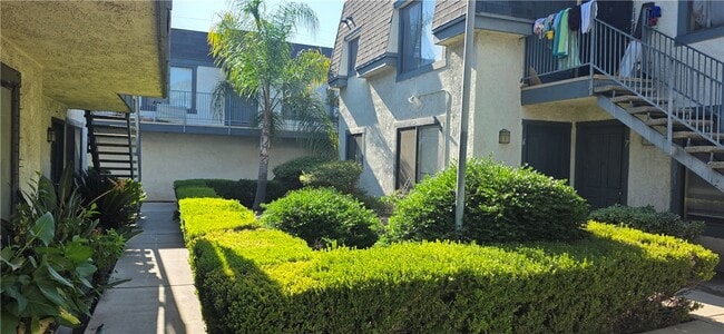 Building Photo - 1319 Oakwood Dr W Unit 12