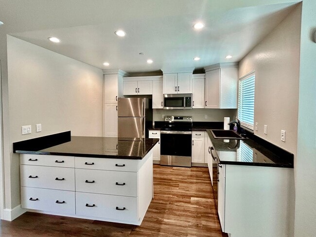 Building Photo - $1,595 Clovis Cottage,  1 Bed / 1 bath - 5th & Sunnyside Ave. / Solar Included!
