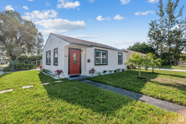 Building Photo - 4614 Pinewood Ave Rental