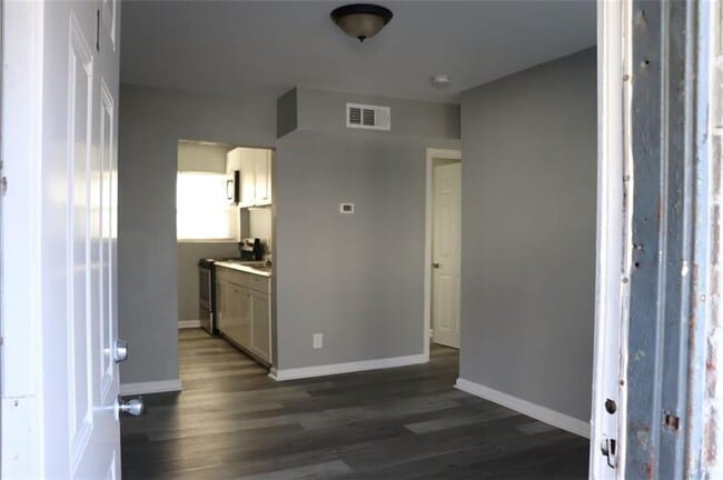 Photo - 740 Cooper St SW