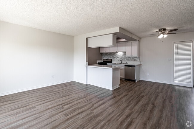 1BR, 1BA - 700SF - Living Room
