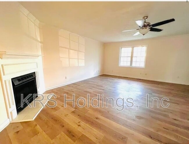 Photo - 400 Barrington Way