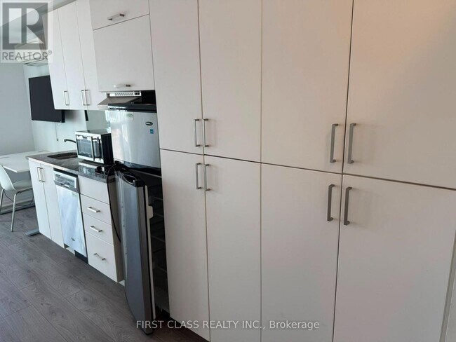 Photo - 1900 Simcoe St N
