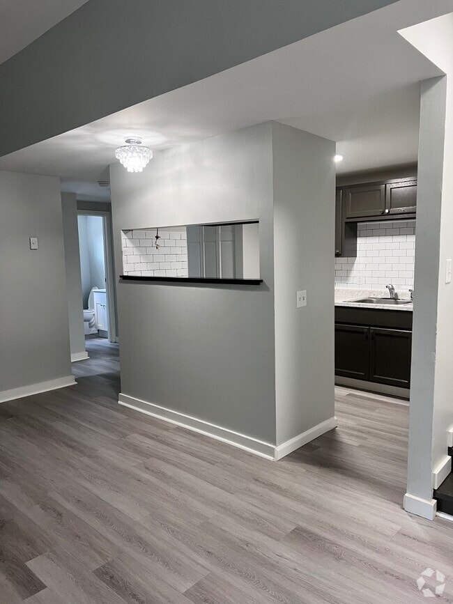 Building Photo - 13 N College St Rental
