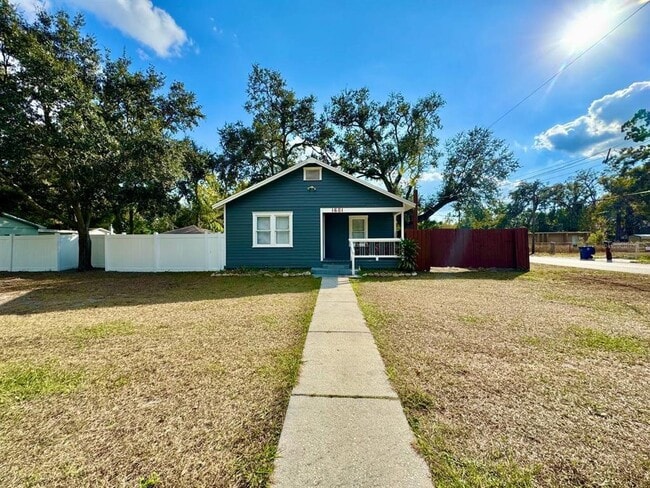 Building Photo - 1601 E Maple Ave