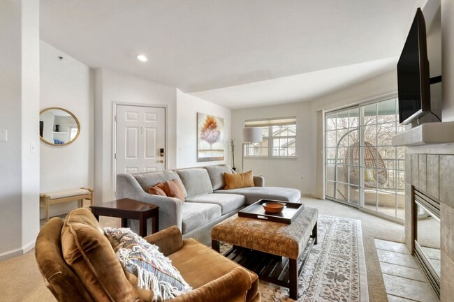 Building Photo - Top-Floor Serenity: Bright & Modern Fully Furnished Boulder Retreat